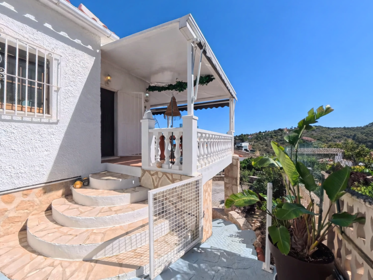 Villa de luxe à Las Rotas, Dénia : piscine privée et vue sur la mer