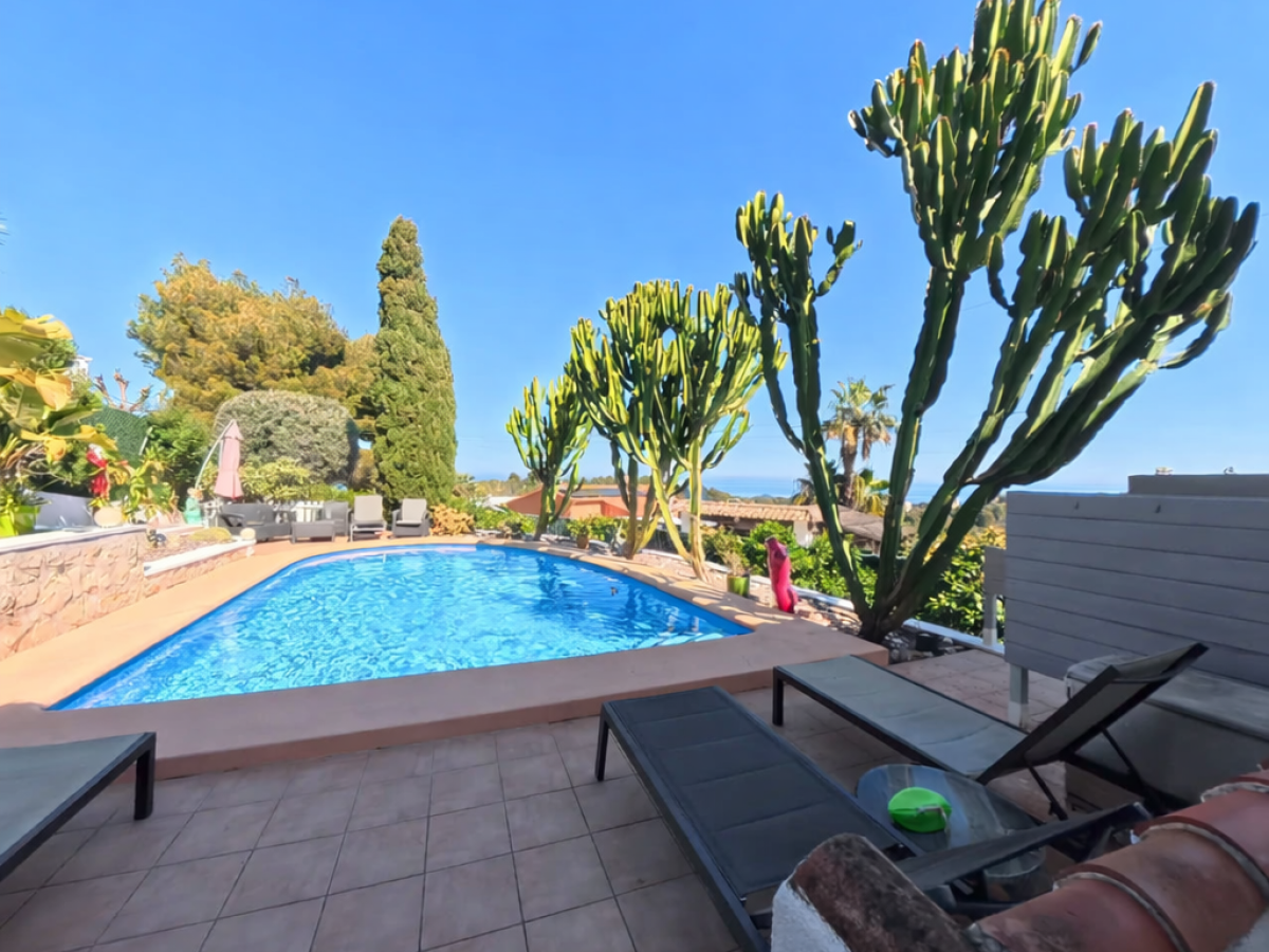 Villa de luxe à Las Rotas, Dénia : piscine privée et vue sur la mer