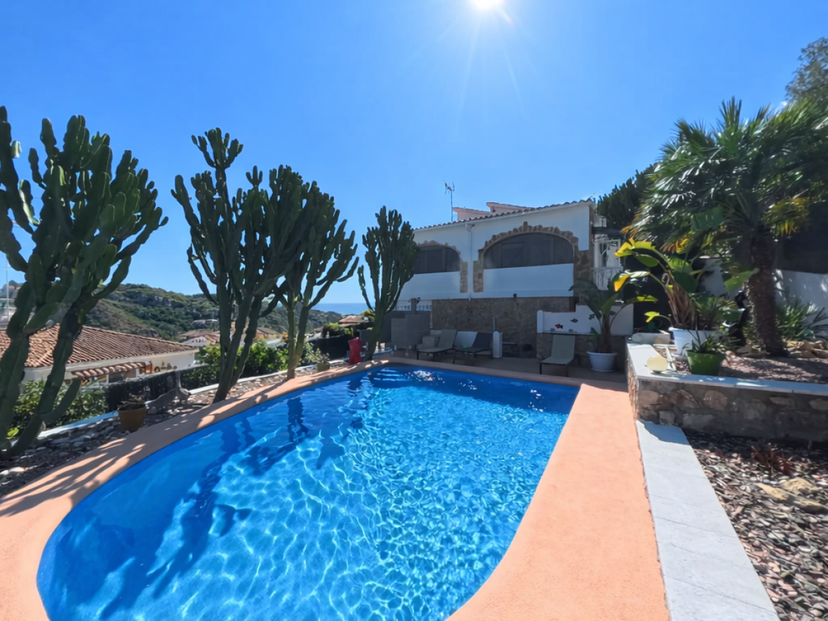 Villa de luxe à Las Rotas, Dénia : piscine privée et vue sur la mer